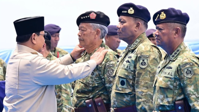 Presiden Prabowo Subianto menganugerahkan pangkat Jenderal Kehormatan kepada Bibit Waluyo. [Instagram]